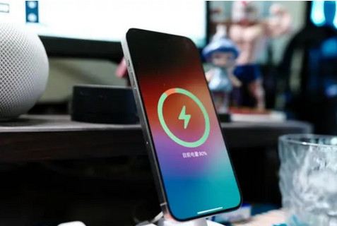 南郊苹果15换屏服务分享用什么充电器给iPhone15充电更好 